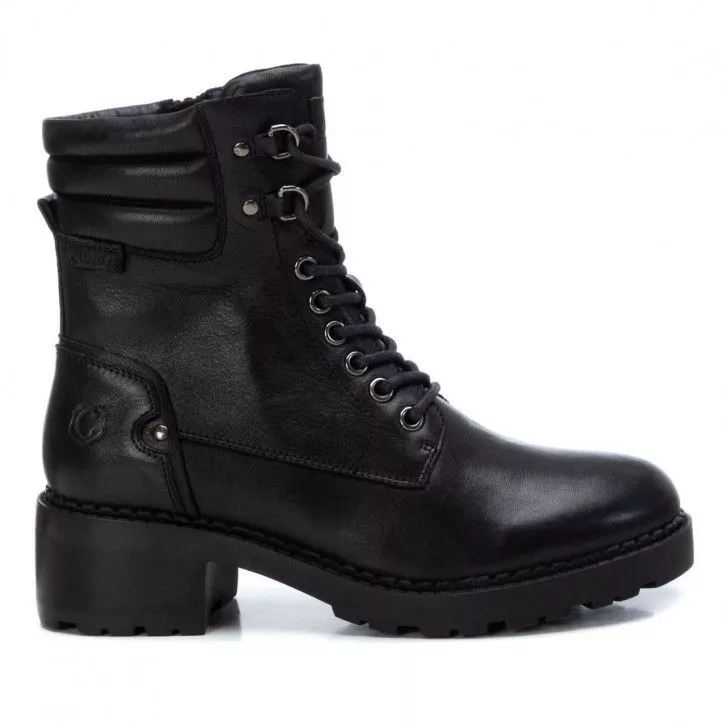 Botines planos Carmela 067909 con pasadores metálicos en negro