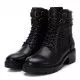 Botines planos Carmela 067909 con pasadores metálicos en negro