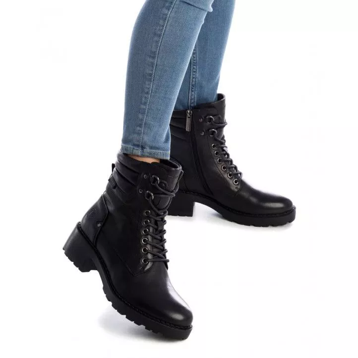 Botines planos Carmela 067909 con pasadores metálicos en negro