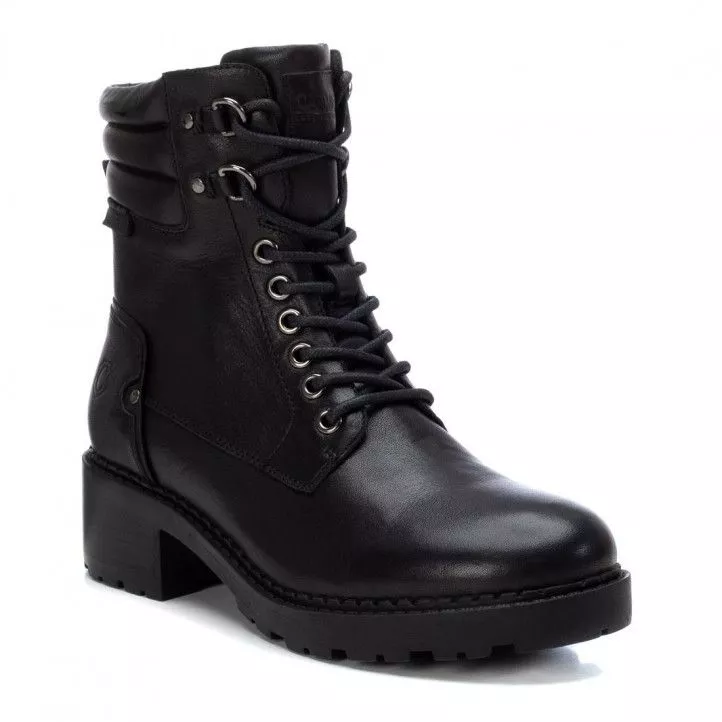 Botines planos Carmela 067909 con pasadores metálicos en negro