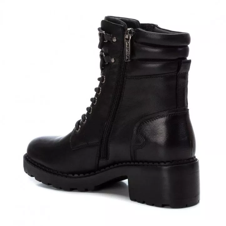 Botines planos Carmela 067909 con pasadores metálicos en negro