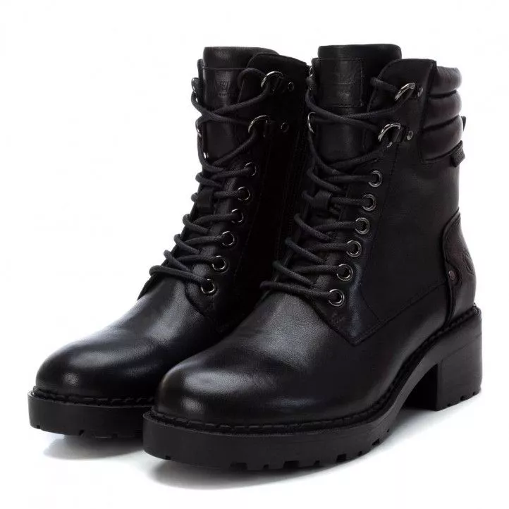 Botines planos Carmela 067909 con pasadores metálicos en negro