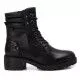 Botines planos Carmela 067909 con pasadores metálicos en negro