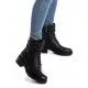 Botines planos Carmela 067909 con pasadores metálicos en negro