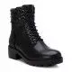 Botines planos Carmela 067909 con pasadores metálicos en negro