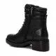 Botines planos Carmela 067909 con pasadores metálicos en negro