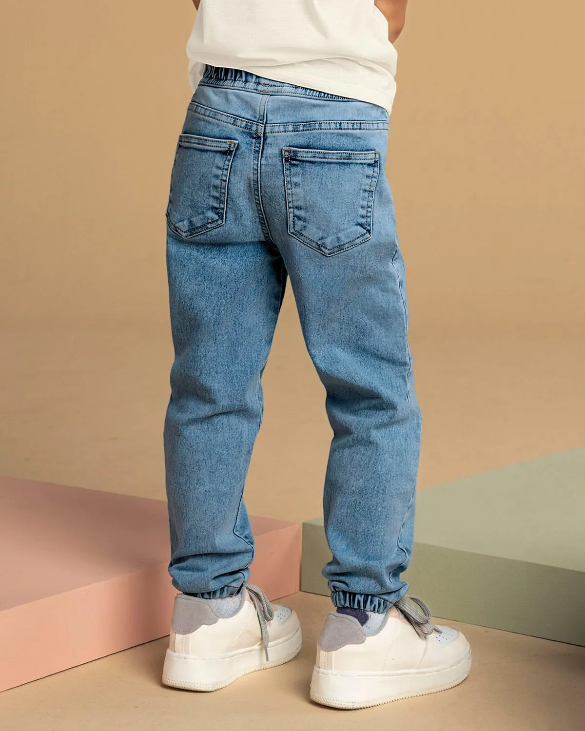Pantalón tipo jogger con cordón para ajustar en cintura
