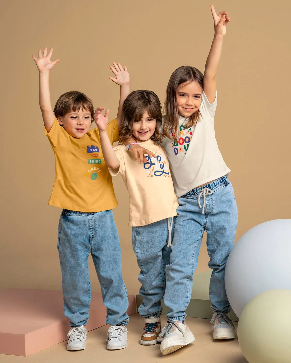 Pantalón tipo jogger con cordón para ajustar en cintura