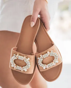 Sandalia plana de mujer en gamuza camel con detalle de diamante - Clara